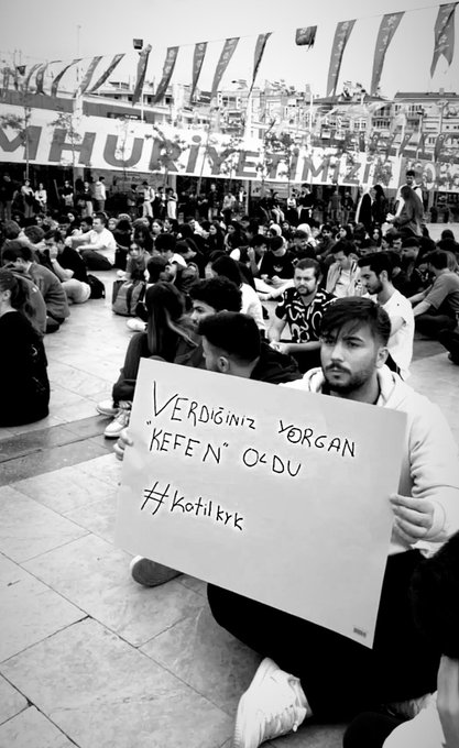 "Verdiğiniz yorgan 'kefen' oldu."
Sözün bittiği yerdeyiz kardeşlerim.

Böyle denetimsiz, böyle güvenliksiz yerlerde kalmak için mi para ödüyor gençlerimiz? Tek bir hatada ölmek için mi okuyor gençlerimiz?

#katikkyk - #kykyurdu - #asansör - #SONDAKIKA - Engin Polat - #muegeanli