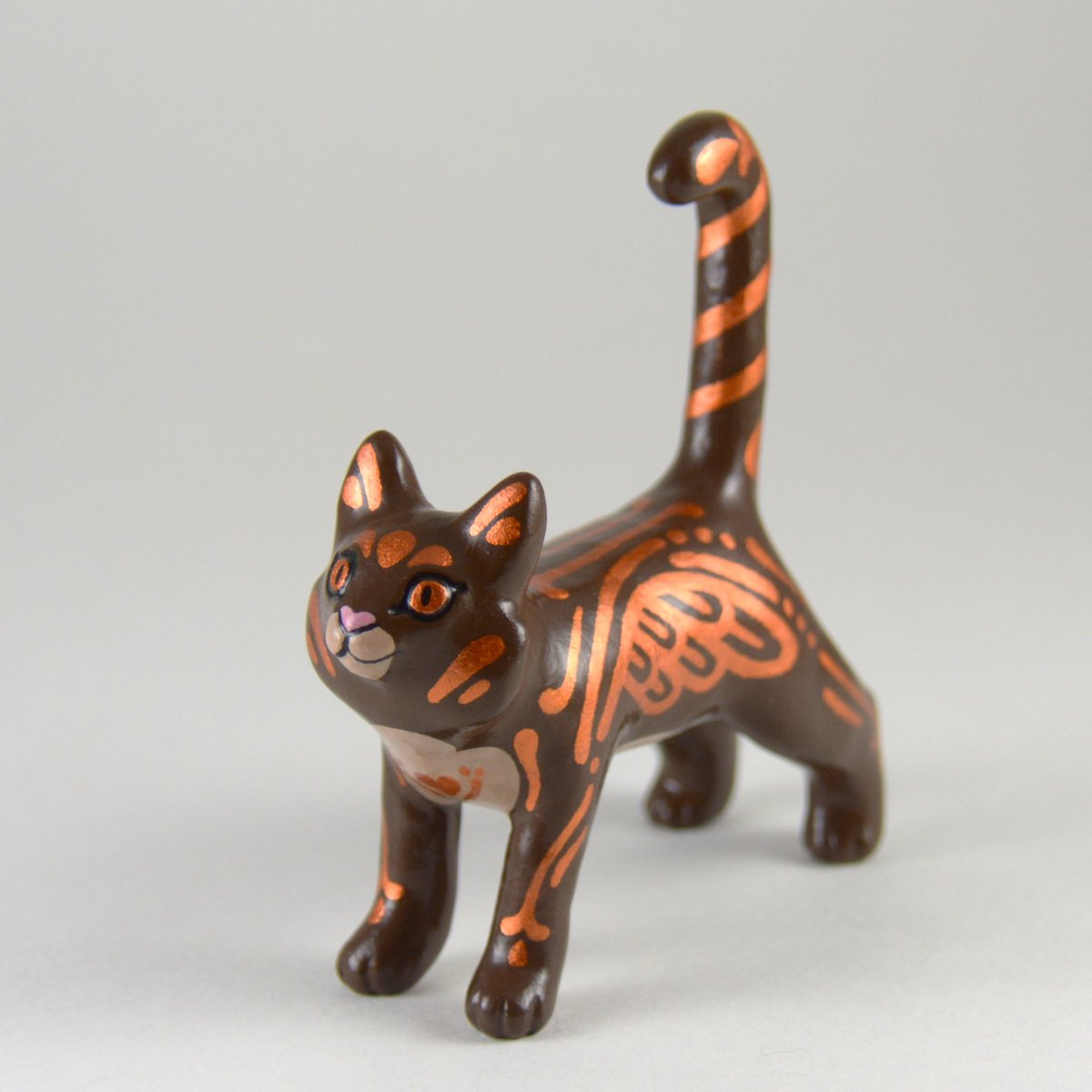 What’s this! A cat? With a FACE? That’s right, I’ve decided to make a cat familiar without the skull face! I really liked painting the eyes the shining copper color. This whole design really makes me think of late autumn. This sculpture will be available tomorrow 10/27 at 8pm EDT