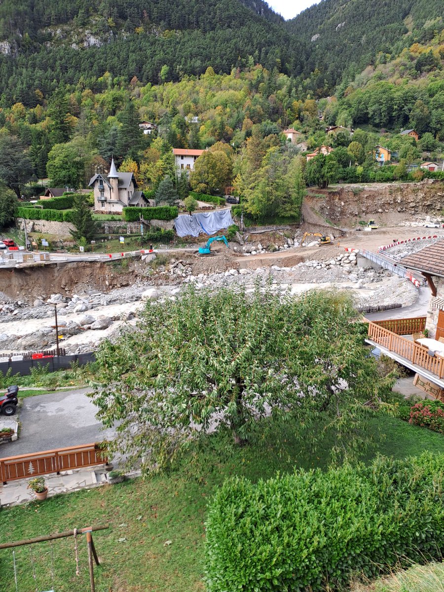LaFibre_06's tweet photo. [#TEMPETEALINE]

 Les équipes de @LaFibre_06 se sont affairées aujourd’hui pour permettre aux administrés de retrouver leur connexion #THD

Grâce aux réparations provisoires, une partie des habitants du réseau #THD06 seront reconnectés ce soir, sur la commune de #Venanson https://t.co/0KqlcnQ8f0