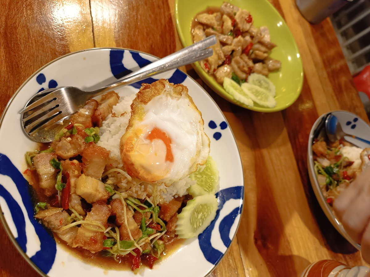 Chill27Popchill's tweet photo. น่าทานไหมล่ะ...หมูกรอบผัดต้นอ่อนทานตะวัน https://t.co/LSwsD6TkPX