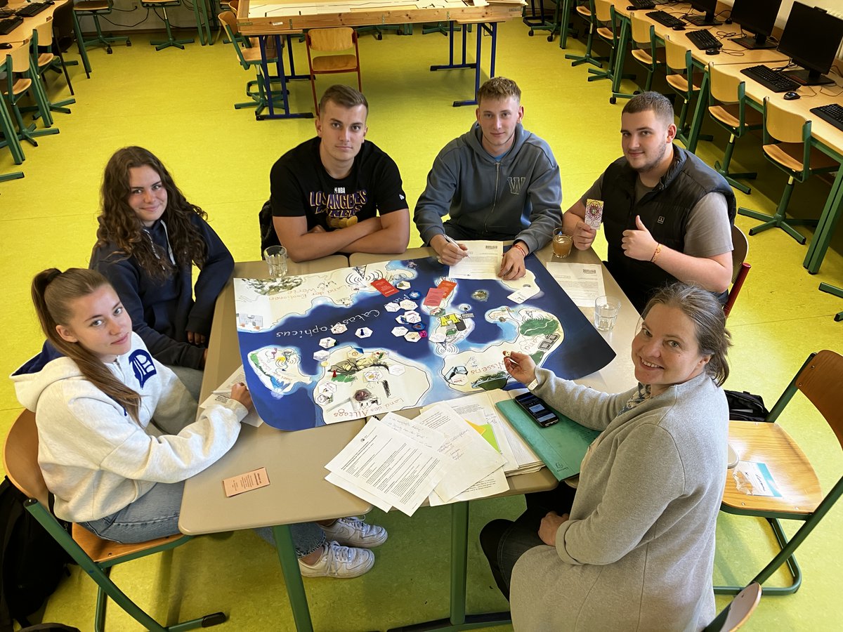 WILA Bonn (@wilabonn) on Twitter photo Wo stehst du hinsichtlich deines Engagements für eine fairere, klimagerechtere Welt? Schüler*innen des St. Joseph-Gymnasium Rheinbach & ihr Lehrer Stefan Schlichtherle-Wiskirchen haben heute das #KlimaCoachingTool getestet, das sie mitentwickelt haben. Gefördert von <a href="/DPLotterie/">PostcodeLotterie</a> Wo stehst du hinsichtlich deines Engagements für eine fairere, klimagerechtere Welt? Schüler*innen des St. Joseph-Gymnasium Rheinbach & ihr Lehrer Stefan Schlichtherle-Wiskirchen haben heute das #KlimaCoachingTool getestet, das sie mitentwickelt haben. Gefördert von <a href="/DPLotterie/">PostcodeLotterie</a>