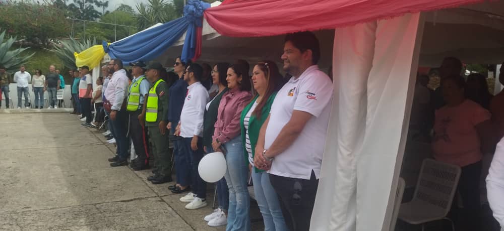 #Salud 💛🖤

Acompañando a nuestro Gobernador <a href="/FreddyBernal/">Freddy Bernal</a> en la inauguración de la Unidad de Hemodiálisis Santo Cristo #LaGrita mcipio Jáuregui

#TodosConMaduro 
<a href="/ConMaduroMas_/">ConMaduro+</a> 
<a href="/NicolasMaduro/">Nicolás Maduro</a>
<a href="/_LaAvanzadora/">Yelitze Santaella</a> 
<a href="/MinSaludVE/">MPPSalud</a>
<a href="/MinMujerVe/">Min. del PP para la Mujer y la Igualdad de Género</a> 
<a href="/KaremDeBernal/">Karem Durán de Bernal</a> 
#DefiendeTuEsequibo