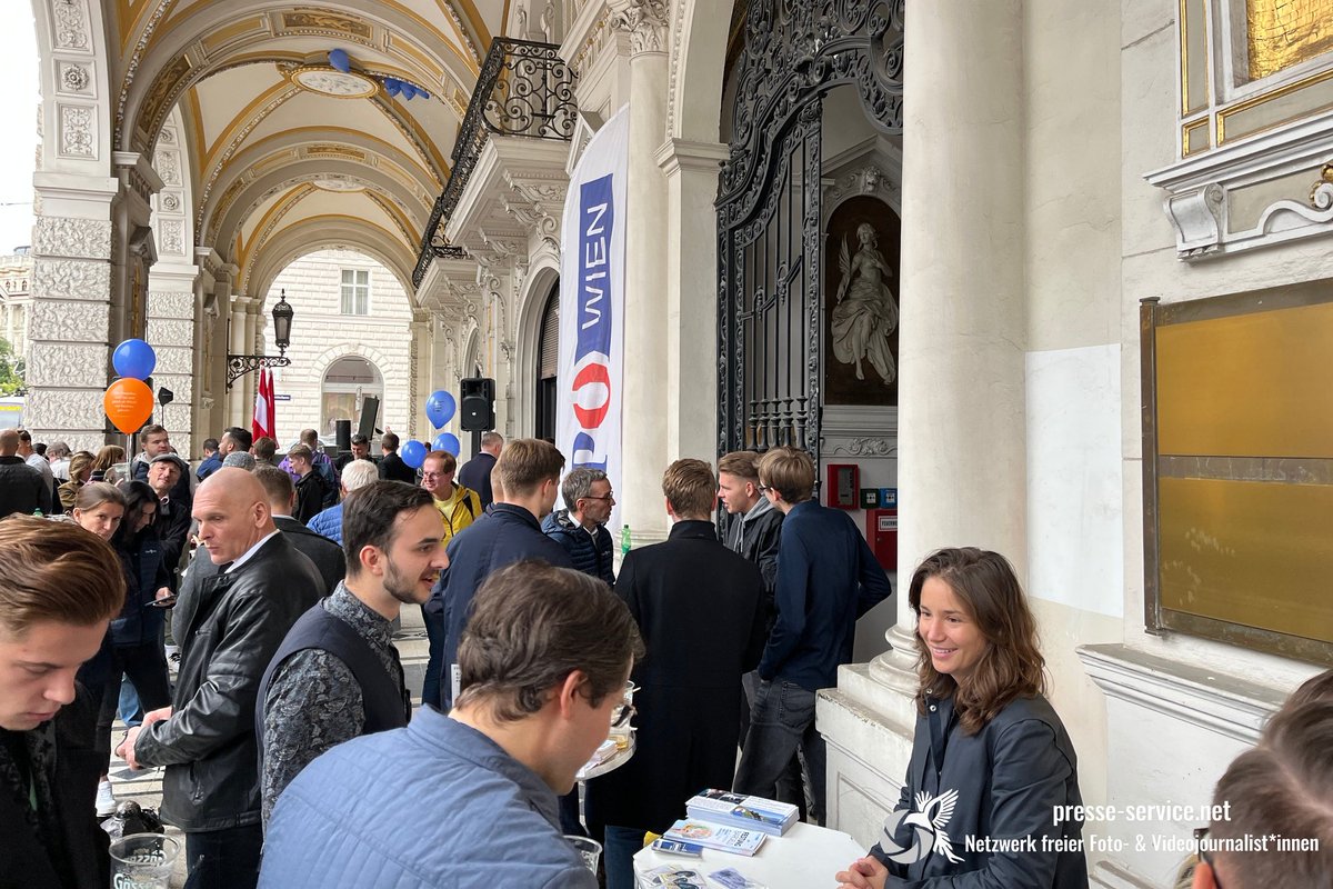 PresseWien's tweet photo. Am heutigen Nationalfeiertag fand eine Veranstaltung der rechtsextremen Partei FPÖ in der Reichsratstraße statt. Als Leibwächter des Parteichefs Kickl trat erneut der Neonazi Richard F. auf. #w261 https://t.co/OA1jyxTYOG