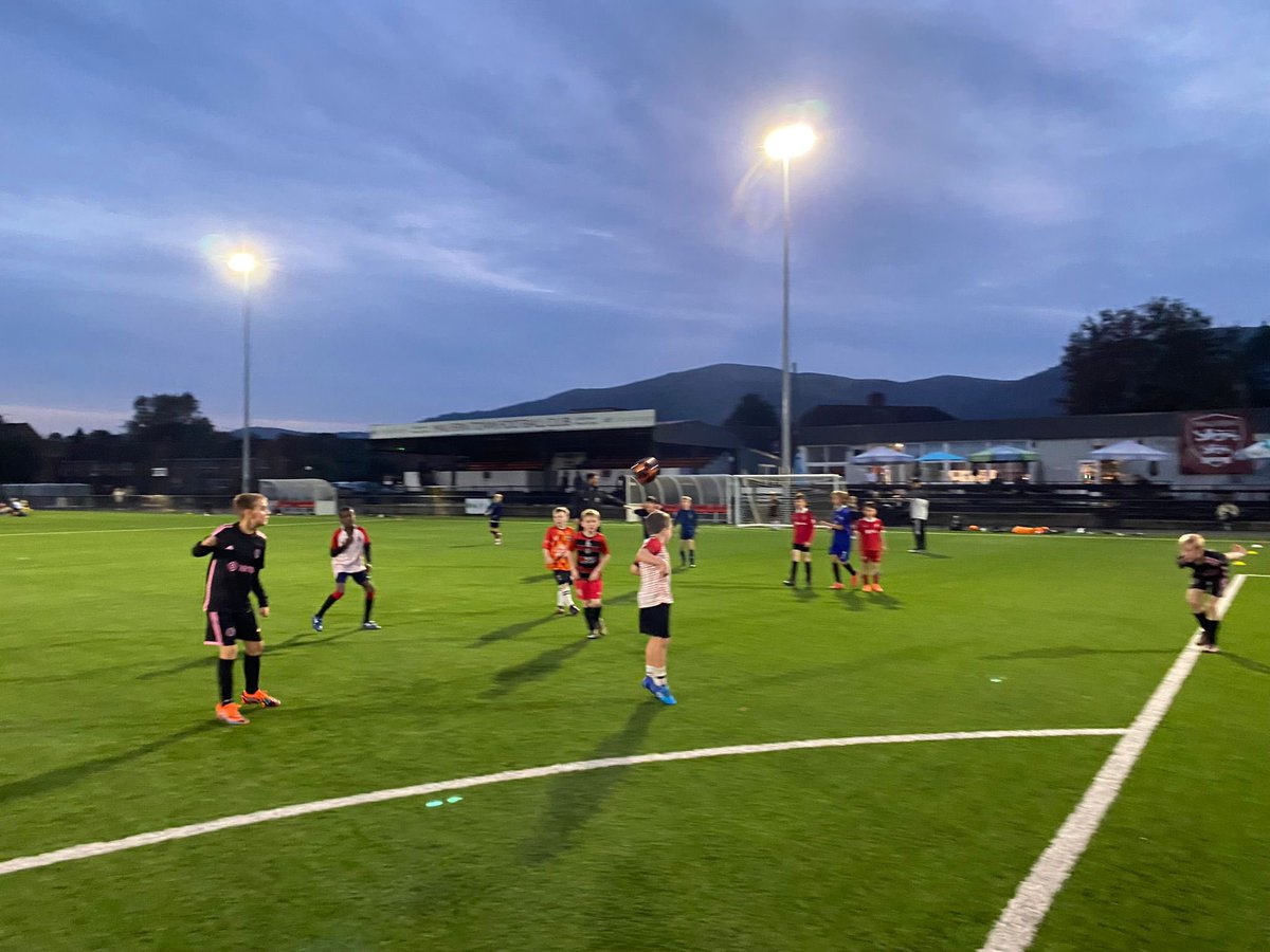 U9 Lisbon: Photos from Lisbon’s training last night! 🦡⚽️📸