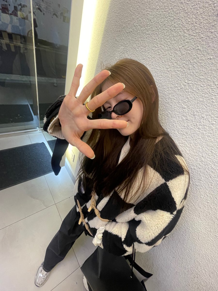 97즈의 하루. 8시간 46분 동안 통화하고 자세한건 저녁에 만나서 얘기하기로 했다면서 냉삼 먹고 돈룩업이랑 더필름 찍고 한번 찍더니 정채연이 너뮤 재밌다고 또 찍자해서 또 찍고 정채연이 백예빈 인싸 샷도 찍어주고 빠이빠이 했더니 백예빈 주머니에서 정채연 곱창밴드 발견 ◠.◠ 아 재밌엌ㅋㅋ♡