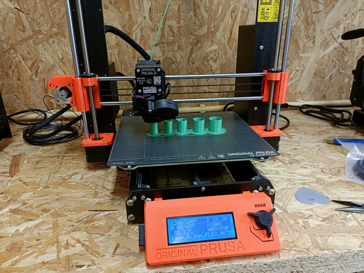 de3dprintman's tweet photo. 1/2 Printing a new Lightsaber Blade and to make sure that this one doesn't break easily I'm using #TreedFilaments Kyotoflex and am printing in 0.2mm layers on the @Prusa3D i3 MK3S+. This flexible material prints very well at 40mm/s. https://t.co/kpRgSLlF4o