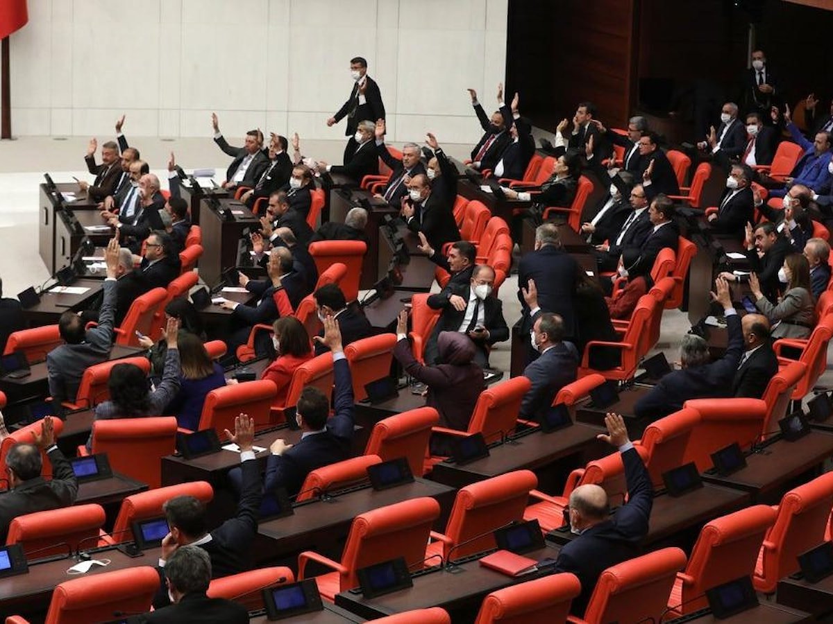 Meclis’te verilen "üniversiteli gençlerin sorunlarının tespiti ve çözümüne" ilişkin öneri AKP-MHP oylarıyla reddedildi.