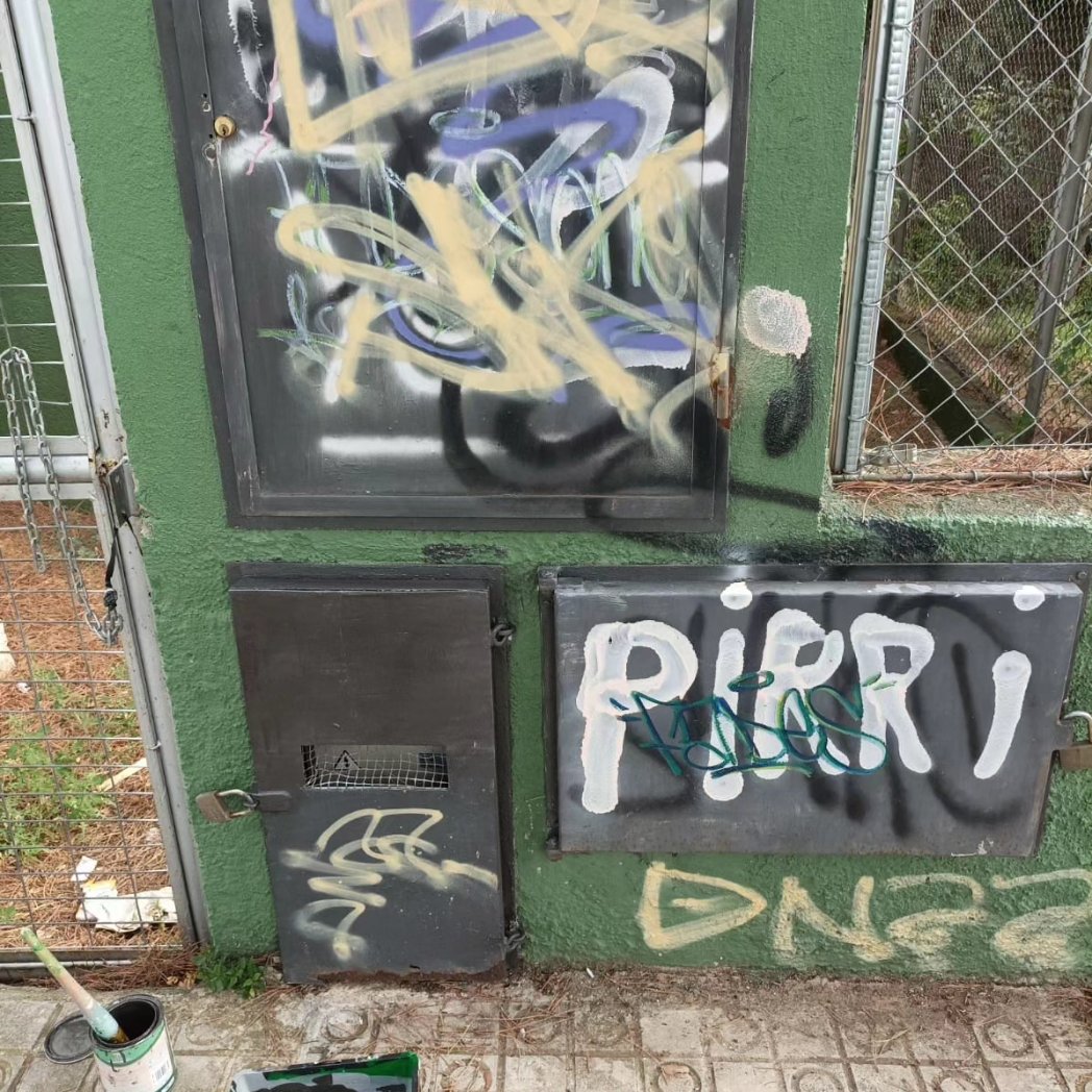 AjLlavaneres's tweet photo. #GOVERNACIÓ | ℹ️ La Policia Local de #Llavaneres enxampa l'autor d'una quarantena de pintades arreu del poble. 🚔
🛃 Serà sancionat d'acord amb l'ordenança de civisme i haurà de fer front als danys econòmics causats.
+ Info 👉 https://t.co/iVREEqgXUE https://t.co/jH1EXdywLO