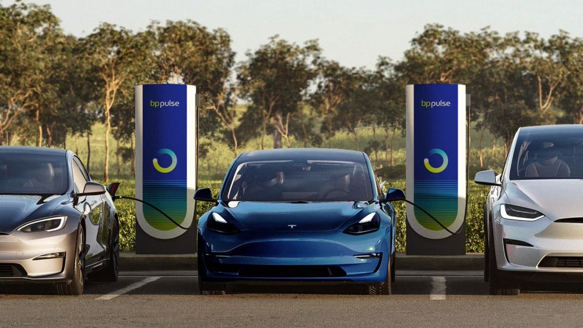 BP(la superpetrolera, si) va a PAGAR A TESLA 100 MILLONES DE DOLARES para que esta ponga supercharguers con el rebranding de BP en sitios con gran paso de gente con coches eléctricos, sitios emblemáticos... O gasolineras BP. Es la primera vez que un consumidor externo compra