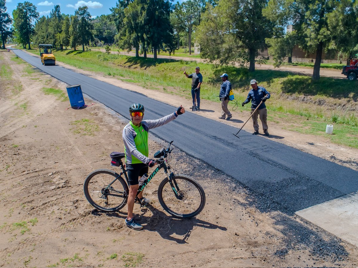 petreccapablo's tweet photo. Estamos asfaltando la bicisenda para que pronto podamos ir al PNLG en un medio más seguro, económico y sustentable. 🚴‍♀️
Mirá 👇🏼 https://t.co/f85z1ANAGm