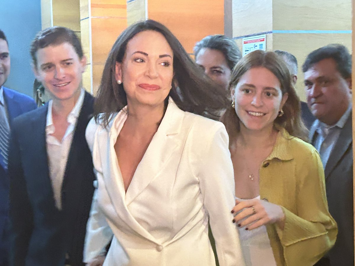 María Corina Machado
-elegantísima, vistiendo un conjunto blanco (su color preferido)- llega a la sede de la CNdP donde fue proclamada Candidata de la Plataforma Unitaria, escoltada por dos de sus tres hijos. Los jóvenes llegaron del exterior para vivir junto a su madre esta