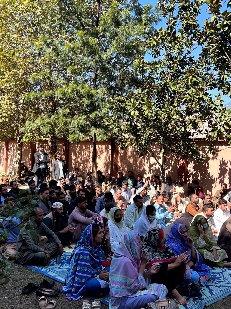 shehar1808's tweet photo. Lower Staff of AJKMC haven't got their salaries since last 4 months, they're on strike and the whole ajkmc is suffering just because of this. We want @PMOAJK to look into this matter.
#SaveMedicosofKashmir
 #غریبکواسکاحقدو https://t.co/DaxO38zlzr