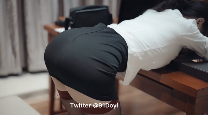 多乙 更多精彩👉Tx005.tv

更多精彩请关注大号 <a href="/91Doyi/">多乙</a>

#丝袜 #空姐 #美腿 #玉足 #OL #制服 #调教 #SM  #多乙

点赞并转推姐姐的推文后私信姐姐领取神秘奖励哦！

姐姐的更多视频请登录🍬糖心👉Tx005.tv