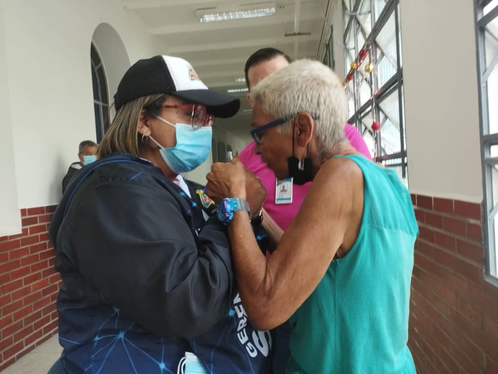 En el marco del #MesRosa la Fuerza Trabajadora de <a href="/MercalOficial/">Mercal Oficial</a> realizó entrega de ensalada de frutas,rosario y tarjetas de recuerdo,para las guerreras que día a día luchan por ganar esta batalla por la vida del Hospital Oncológico Luis Razetti en Cotiza
#DefiendeTuEsequibo