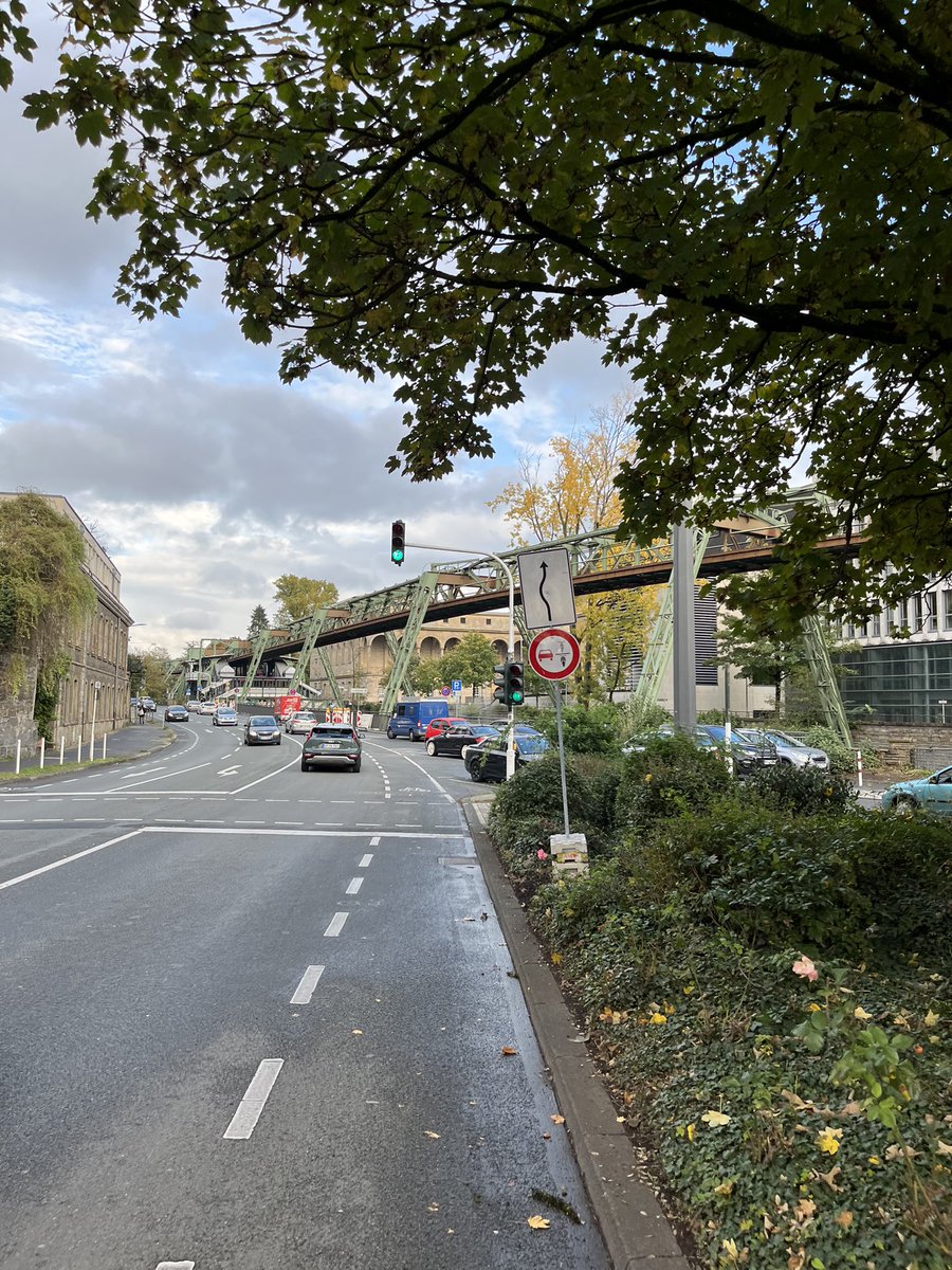 Endlich auch in Wuppertal im Einsatz!
Am Landgericht steht nun das (gar nicht mal so) neue Verkehrszeichen 277.1. Wer hier trotzdem mit dem Auto überholt, riskiert 70 Euro Geldbuße und einen Punkt in Flensburg.

An welchen Stellen in #Wuppertal würdet ihr es gerne noch sehen?