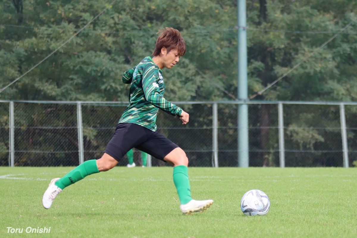 Stadio_jp's tweet photo. #verdy 感触を確かめるように。#梶川諒太 選手のロングキック。10月25日、ヴェルディグラウンド。 https://t.co/zSwveT5PhZ