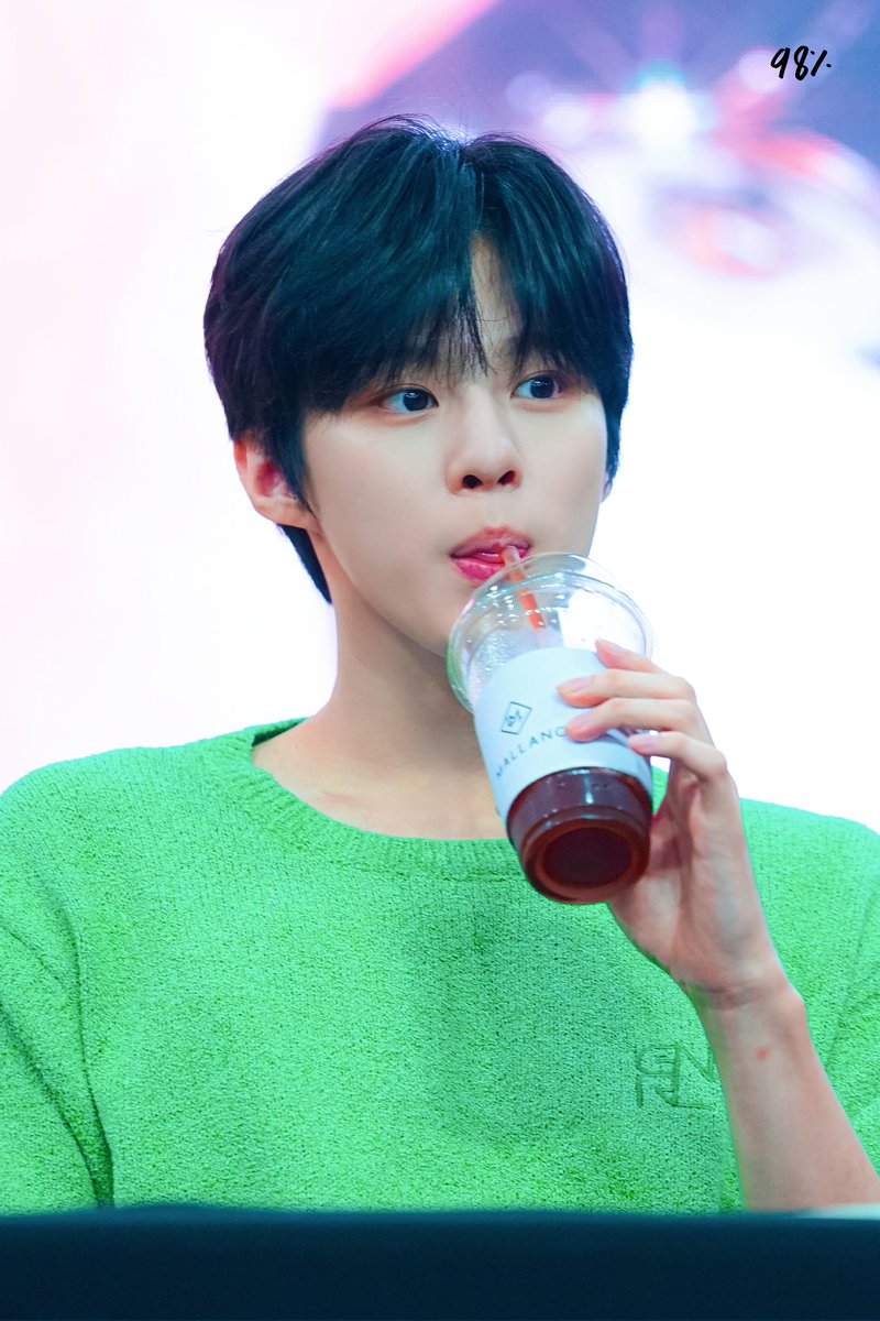 kimwooseok_1027's tweet photo. 맛난거 많이 먹는 하루 보내💗

#HAPPYWOOSEOKDAY
#김우석_생일축하_지금_확인바람
#Wooseokday_in_Autumn
#김우석 #우석 #KIMWOOSEOK #WOOSEOK https://t.co/NkhO8ZRXth