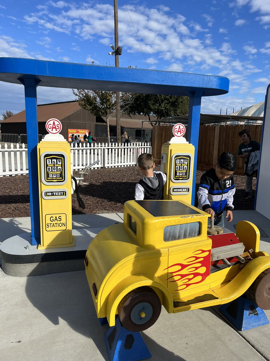 titMcGrit2's tweet image. Absolutely love hanging out with @_fancie because he always takes me out shopping 

#TinyTown