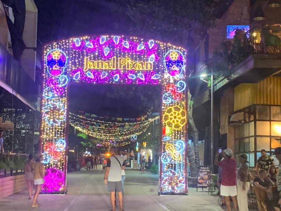 TwittPlaya's tweet photo. 😍arcos decorativos del Janal Pixán  en  la 5ª Avenida.

📍Calle 10 con 5ª Avenida. #PlayadelCarmen https://t.co/micYqzL8c4