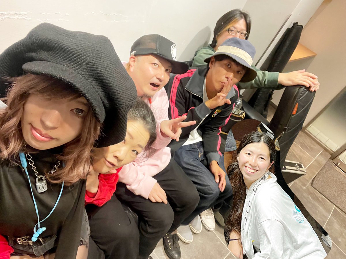 QOFW's tweet image. 今季FREEWING正式メンバーはこちら！
さっき上げたやつ1人足りなかった、ウカツでソーリー！！

6人で中年の体力の限界に挑戦します⸜(*ˊᗜˋ*)⸝

小指ぶっけただけでも悲しみで死ぬ程度には脆弱なので見守りに来てね♡

#4DF #FREEWING