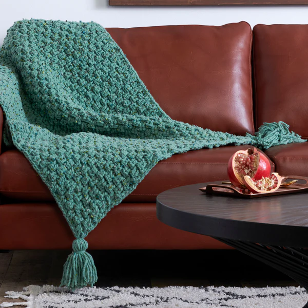 Check out this cozy new #basketweave #crochet blanket pattern made with Bernat Blanket Forever Fleece Tweeds! 😍🧶 yarnspirations.com/collections/pa… #bernat #yarnspo #freecrochetpatterns