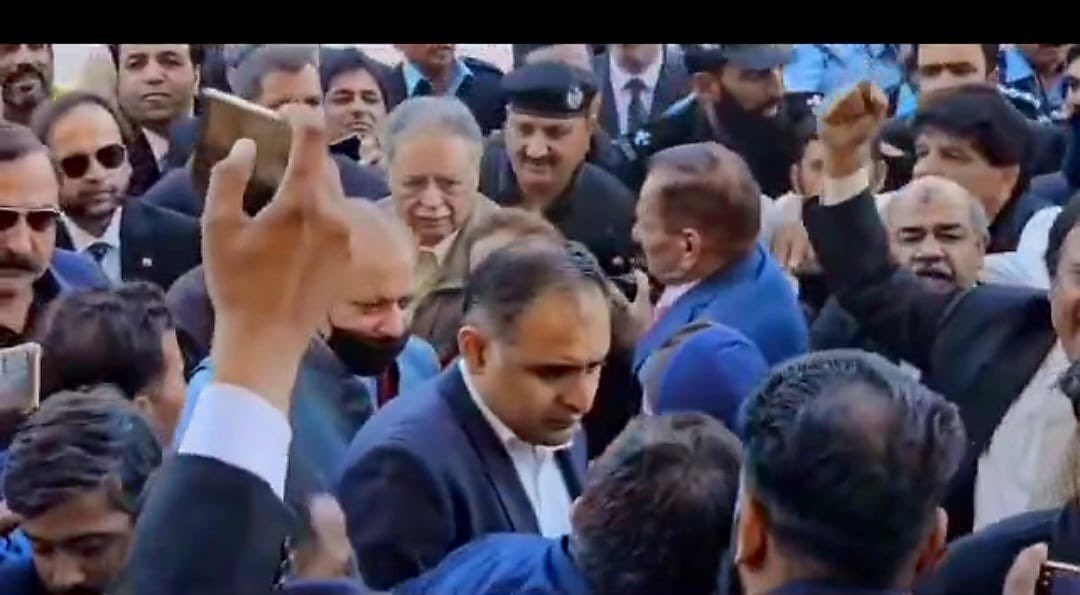 BilalAKayani's tweet photo. سیاسی انجینئرنگ کے نتیجے میں دی جانے والی سزاؤں کے خلاف اپیلوں کی بحالی قائد محمد نواز شریف کو انصاف کی فراہمی کا فطری تقاضہ ہے۔ نظام عدل کے ہاتھوں جو ناانصافی کرائی گئی اس کا ازالہ بھی عدلیہ کی ہی ذمہ داری ہے۔ اپیلوں کی بحالی پر قائد محمد نواز شریف صاحب، شہباز شریف صاحب، مریم نواز صاحبہ، پوری جماعت و کارکنان اور عوام کو بہت مبارک ہو۔