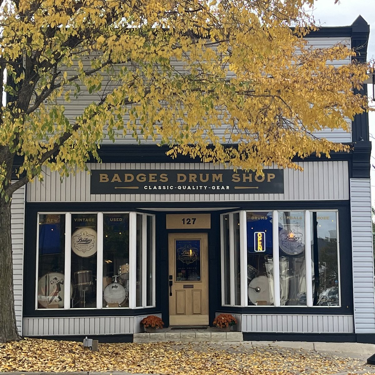 badgesdrumshop's tweet photo. Loving the golds and reds and coppers and bronzes of fall 🍂 🥁 🍁
#fallcolors #drums #cymbals #snaredrums #drummers #drumming #drumlife #drumhang #falldays #cincinnati #dayton #ohio #masonohio #Kentucky #indiana #roadtrip #mainstreetusa #badgesdrumshop https://t.co/LFROjiLAZF