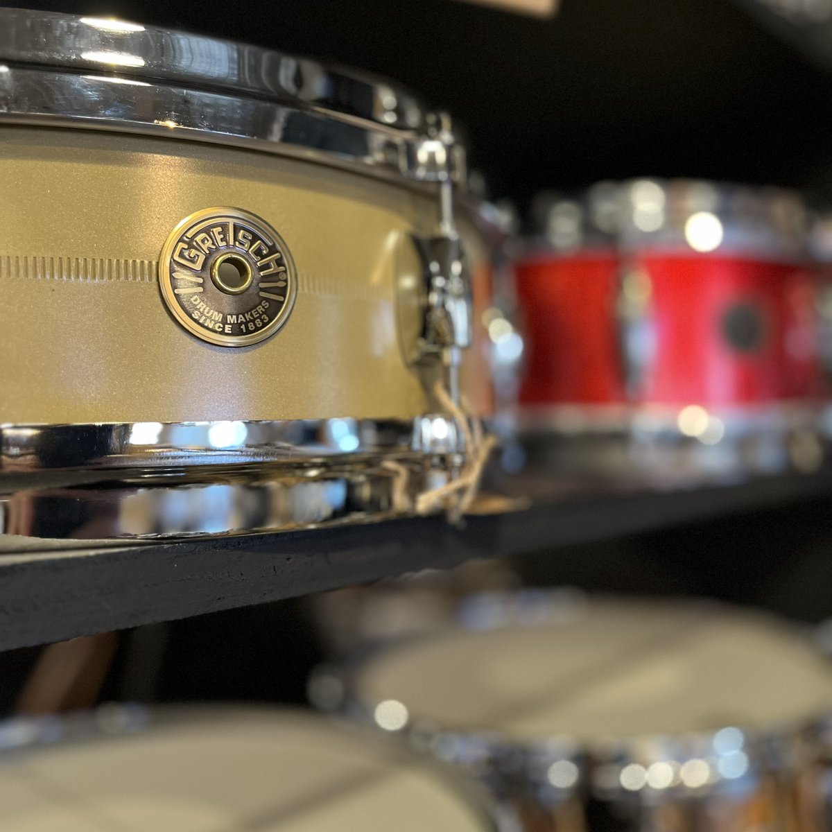 badgesdrumshop's tweet photo. Loving the golds and reds and coppers and bronzes of fall 🍂 🥁 🍁
#fallcolors #drums #cymbals #snaredrums #drummers #drumming #drumlife #drumhang #falldays #cincinnati #dayton #ohio #masonohio #Kentucky #indiana #roadtrip #mainstreetusa #badgesdrumshop https://t.co/LFROjiLAZF