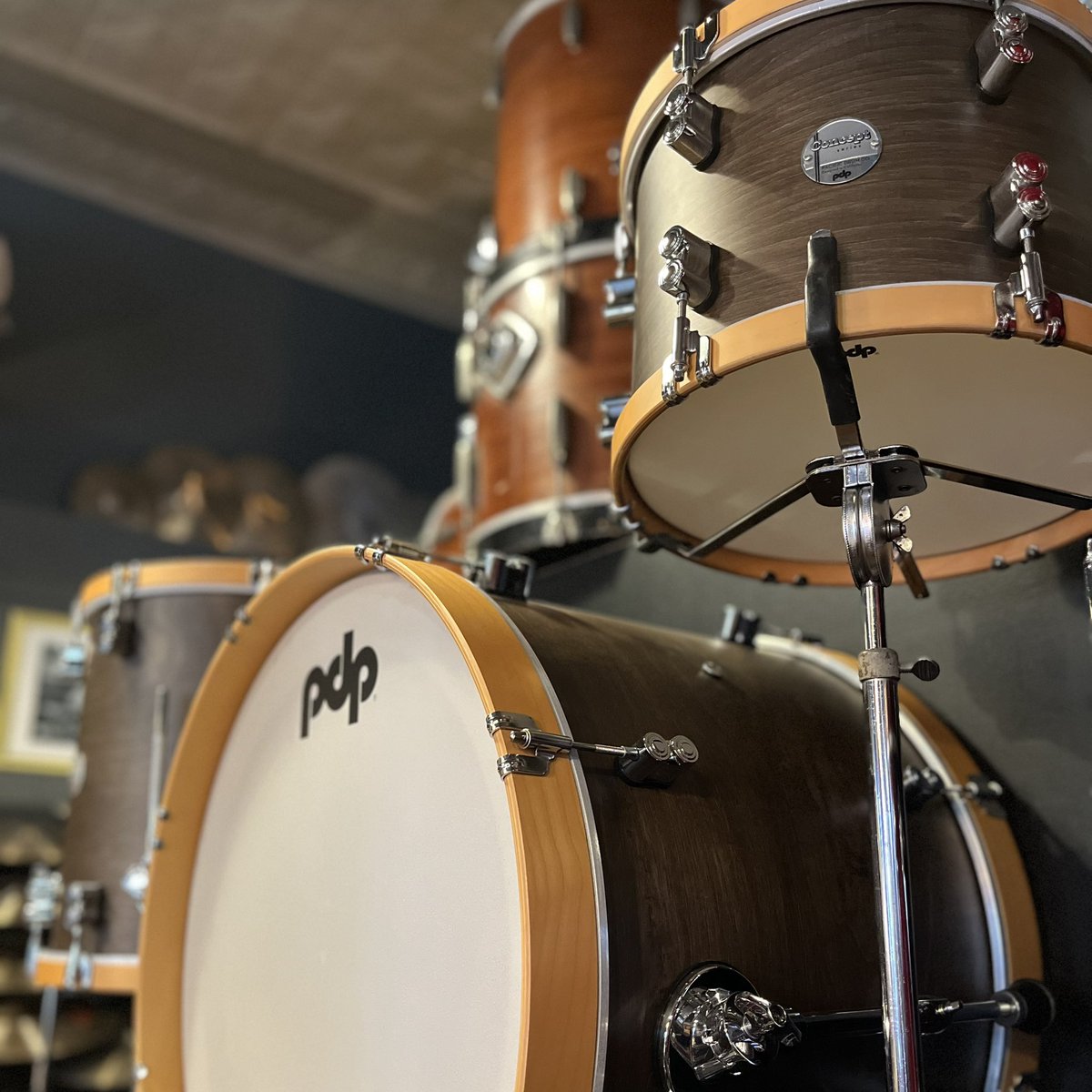 badgesdrumshop's tweet photo. Loving the golds and reds and coppers and bronzes of fall 🍂 🥁 🍁
#fallcolors #drums #cymbals #snaredrums #drummers #drumming #drumlife #drumhang #falldays #cincinnati #dayton #ohio #masonohio #Kentucky #indiana #roadtrip #mainstreetusa #badgesdrumshop https://t.co/LFROjiLAZF