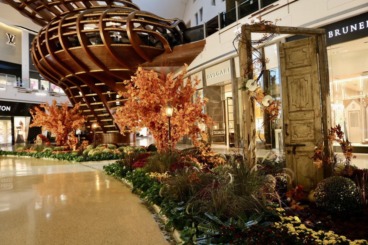 The Shops at Crystals tweet media