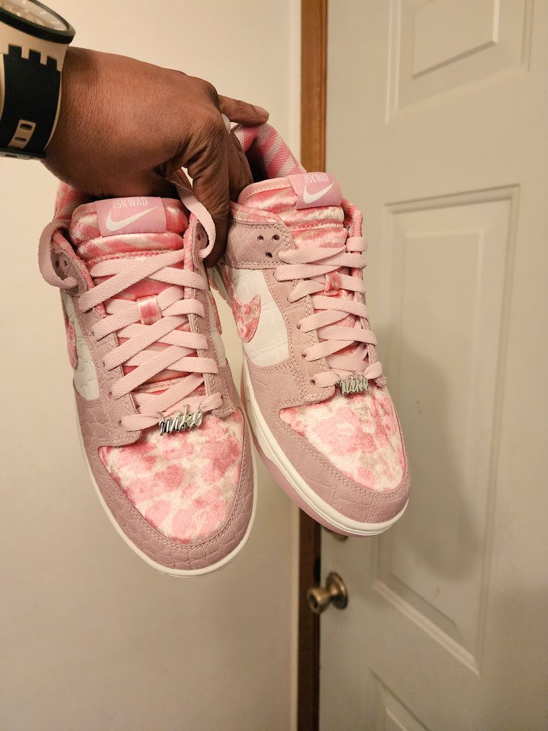 kicksnkronic's tweet photo. Dunk by me came out fire! Will be on feet today for sure. #wearyourkicks #sneakers #nikebyyou @nike @nikestore #somethingstrange https://t.co/HZ4oa6UHFp