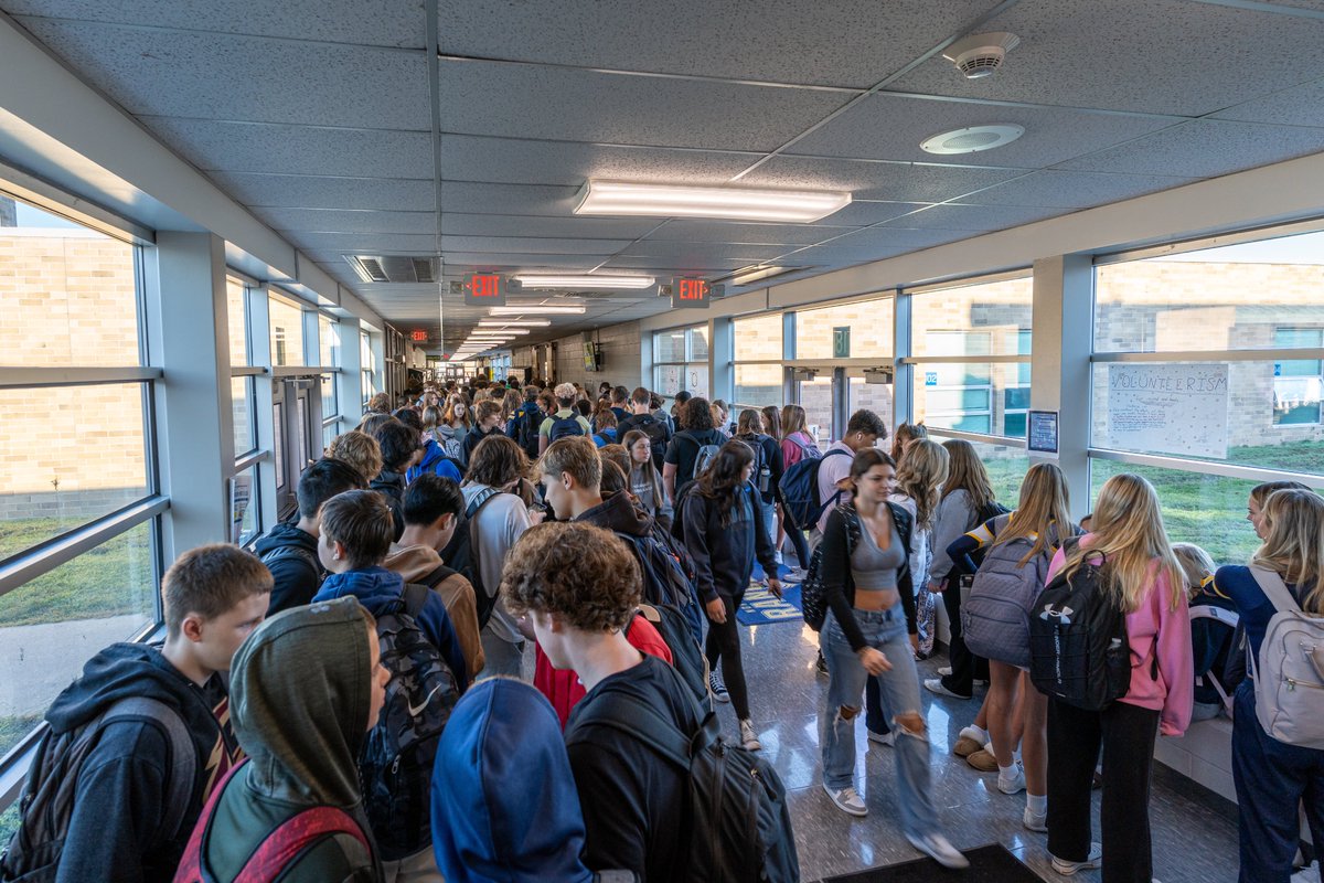 NRCSRangers's tweet photo. Overcrowding continues to be an issue at the high school. Here's a look inside the hallways at class change. https://t.co/f3WhIrNhbp