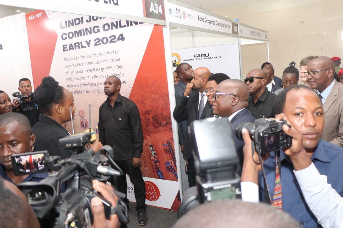 SongoRachel's tweet photo. Wrapping up of Tanzania Mining &amp; Investment Forum at JNICC. Briefing Honourable Prime Minister Kassim Majaliwa Kassim (MP) on #LindiJumbo graphite project. 
#WalkaboutRes https://t.co/DfSVGFnTqs