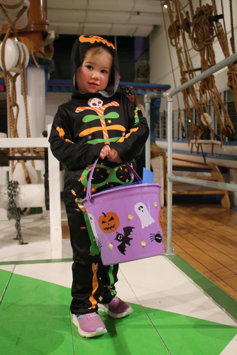 Trick-or-treating throughout the exhibits, magic shows, underwater pumpkin carving, exclusive projects in the Kohl's Design It! Lab, a special effects workshop, and so much more!

Halloween Members Night starts at 5:00pm 👻
Not a member? Sign up today and join the fun!