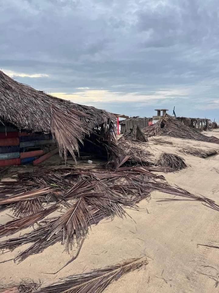 SkyAlertStorm's tweet photo. #CoyucaDeBenítez luego del paso de #Otis.
El río aún se encuentra en niveles altos por los escurrimientos de las zonas altas. La velocidad de los vientos ha destruído construcciones vulnerables.

#FuerzaGuerrero

📷Moi6 J. https://t.co/trr3BuuoyS