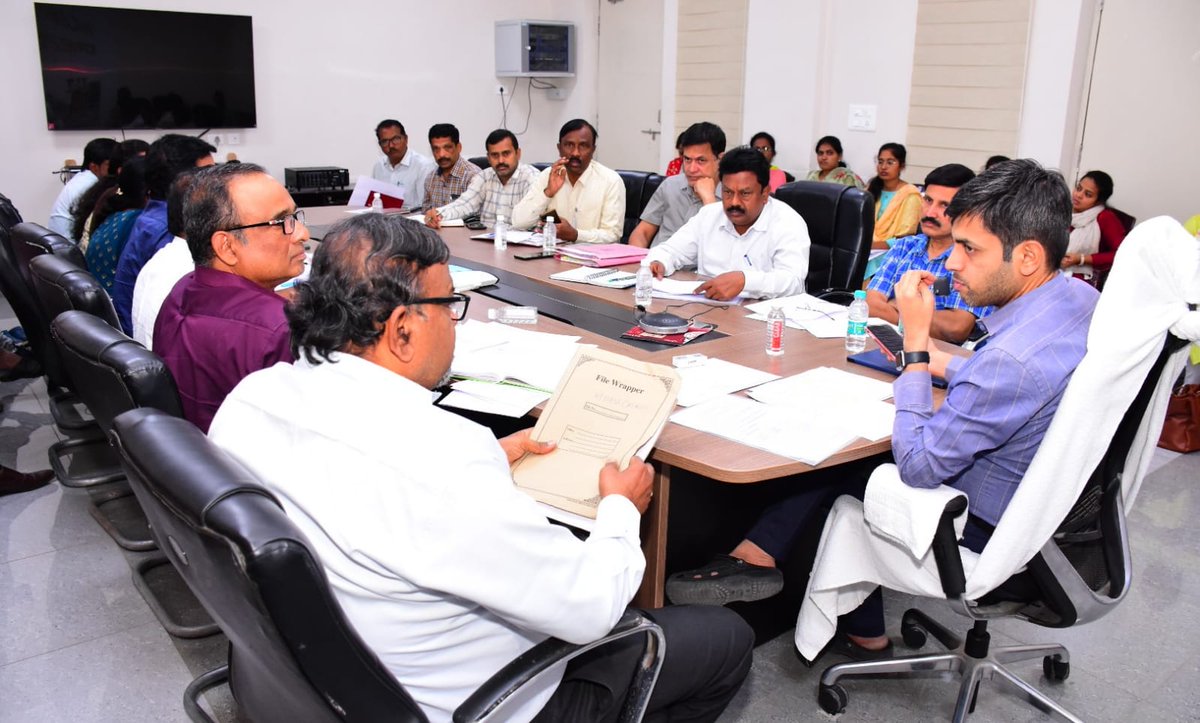 Collector_RSL's tweet photo. ప్రభుత్వ ఆసుపత్రులలో సంస్థాగత, సాధారణ ప్రసవాలు, ఆరోగ్య మహిళా, టీబీ పరీక్షల పురోగతిపై ప్రాథమిక ఆరోగ్య కేంద్రం వారీగా సమీకృత జిల్లా కార్యాలయాల సముదాయంలో సమీక్ష నిర్వహించిన దృశ్యం.

@IPRTelangana https://t.co/dDPAcVbFF0