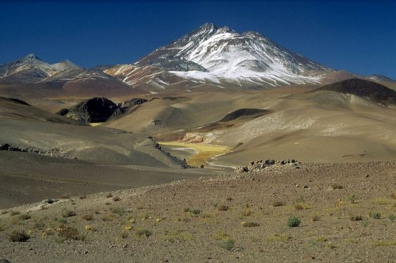 GORSKI_SWIAT's tweet photo. 🏔️NAJWYŻSZE_SZCZYTY🌏nr 17 #Llullaillaco 6 739 m najwyższy na Ziemi wulkan w odległym rej granicy chilijsko-argentyń. Najwyższe stanowisko archeologiczne na świecie, ponieważ na szczycie w 1999r odnaleziono mumie trójki dzieci Inków. Zmarły w ramach rytualnej ofiary 500 lat temu. https://t.co/KMsl3FQN3l
