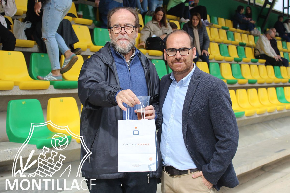 MontillaCF's tweet photo. 📢 𝗦𝗢𝗥𝗧𝗘𝗢 | El ganador del sorteo de unas magníficas gafas de nuestro patrocinador @OpticaCarmenAgraz en el que realizamos en el descanso del @MontillaCF - #CDRota .😊📣
¡¡¡Vamos, Montilla!!!💛💚 https://t.co/M5HkKsO70j