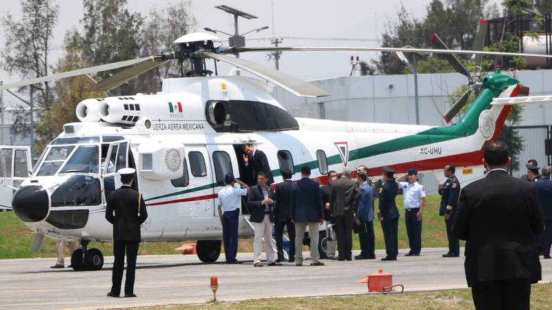 EmilioVallejoRL's tweet photo. Ahora hasta salieron expertos en aeronaves de ala rotativa los feligreses obradoristas. Su maroma es asegurar que López no podía llegar en helicóptero debido a la mala visibilidad y falta de torres de control.

Avísenles que la Armada y Fuerza Aérea Mexicana cuentan con decenas de helicópteros de fabricación estadounidense y europea equipados con la más sofisticada tecnología de navegación que les permiten sortear las condiciones meteorológicas más adversas.

Entendemos que ustedes no sepan ni instalarse el WhatsApp en el Alcatel, pero no hagan el ridículo, plis. Sus conocimientos en aeronáutica son directamente proporcionales a su formación en economía.