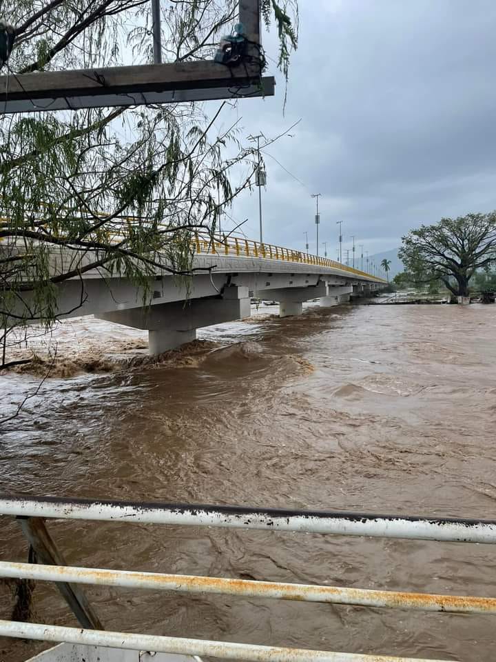 SkyAlertStorm's tweet photo. #CoyucaDeBenítez luego del paso de #Otis.
El río aún se encuentra en niveles altos por los escurrimientos de las zonas altas. La velocidad de los vientos ha destruído construcciones vulnerables.

#FuerzaGuerrero

📷Moi6 J. https://t.co/trr3BuuoyS