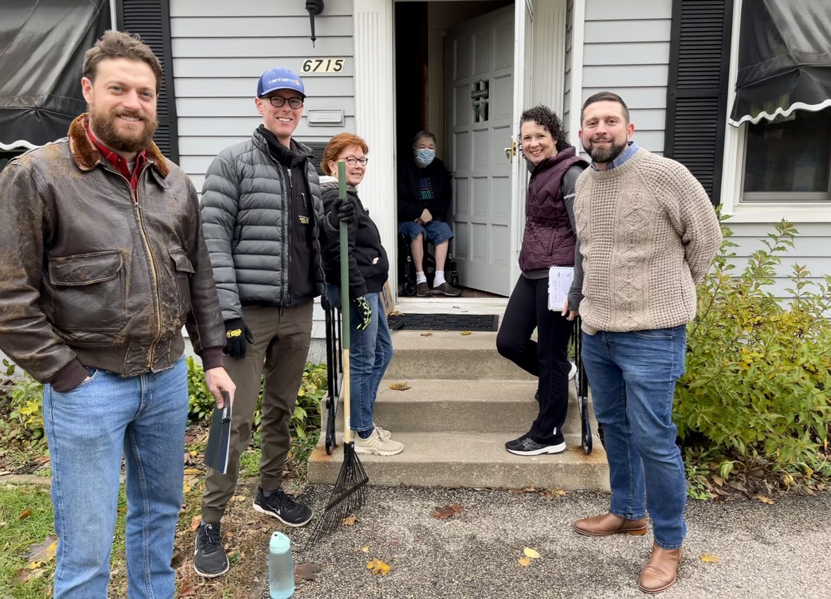 HennepinDebbie's tweet photo. Richfield Councilmembers @sdho &amp; @simonatlaw joined me volunteering to rake leaves and do yard work for Joan, a recipient of services from @SCS_MN. We broke a sweat for a good cause, and look forward to the next opportunity to partner in support of our @Hennepin seniors!  🧹 🍂 https://t.co/x9edpteH4T