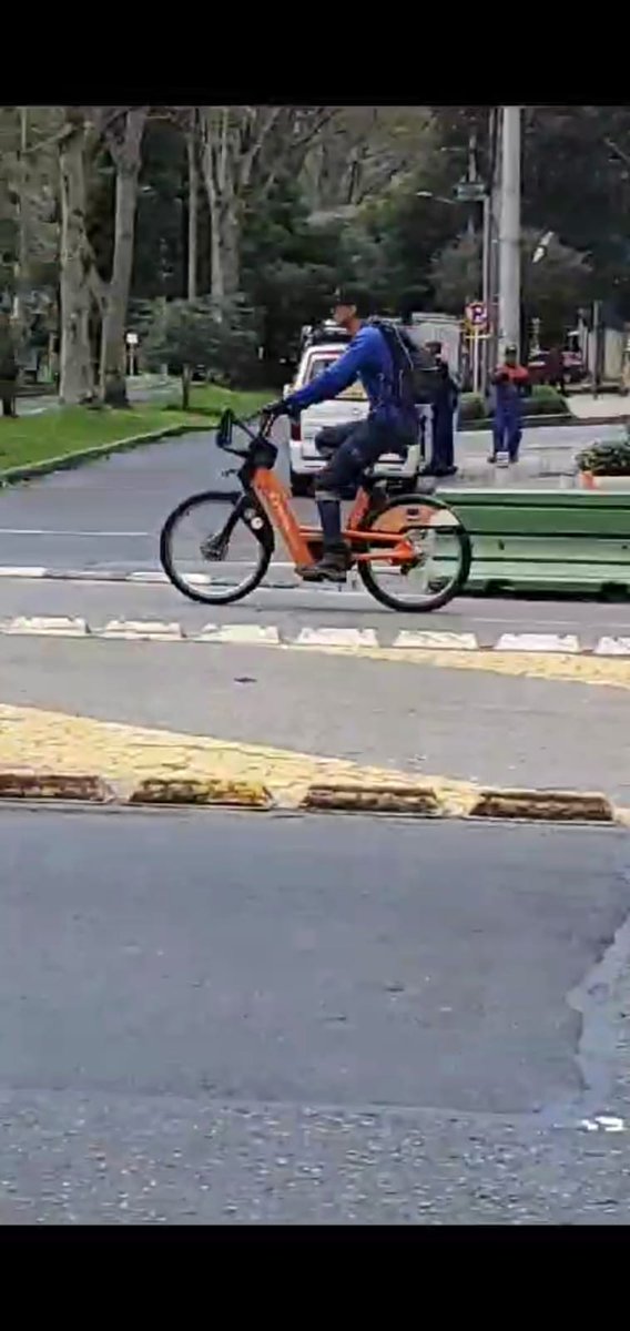 DrojanWc's tweet photo. ¿Por qué los que garantizan la seguridad y el buen servicio de los clientes no cuentan con el respaldo de @tembici_co en cuanto a su propia seguridad? ¿qué sucede con los elementos de seguridad para los trabajadores en vías, como cascos y chalecos reflectantes? @SectorMovilidad https://t.co/gcdAQueanH