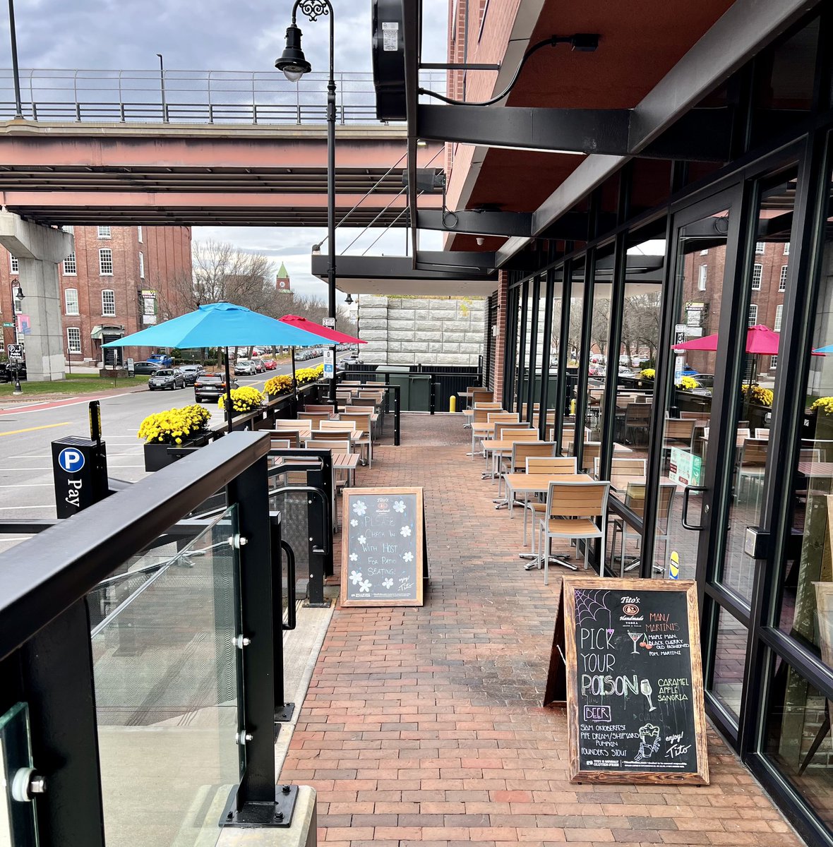 theCManRoadside's tweet image. Temps in the 70’s the next couple of days. Enjoy the nice fall weather and stop in for a drink and a meal on our patio at the Common Man Roadside Millyard in Manchester! 
@NewEnglandInfo @NHLRA @ManchInkLink @luvMHT 
#outsidedining #manchesternh #newhampshire