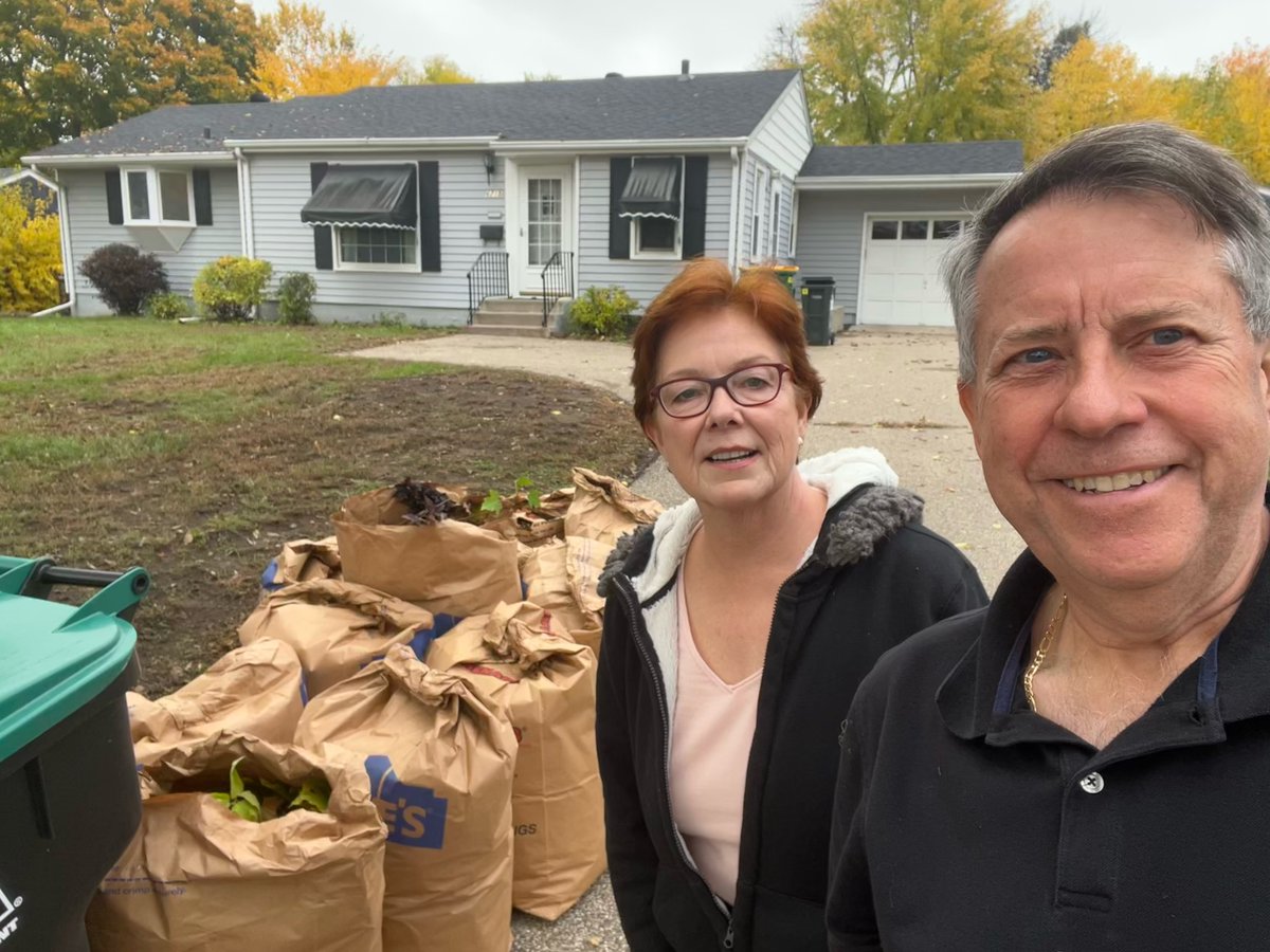 HennepinDebbie's tweet photo. Richfield Councilmembers @sdho &amp; @simonatlaw joined me volunteering to rake leaves and do yard work for Joan, a recipient of services from @SCS_MN. We broke a sweat for a good cause, and look forward to the next opportunity to partner in support of our @Hennepin seniors!  🧹 🍂 https://t.co/x9edpteH4T
