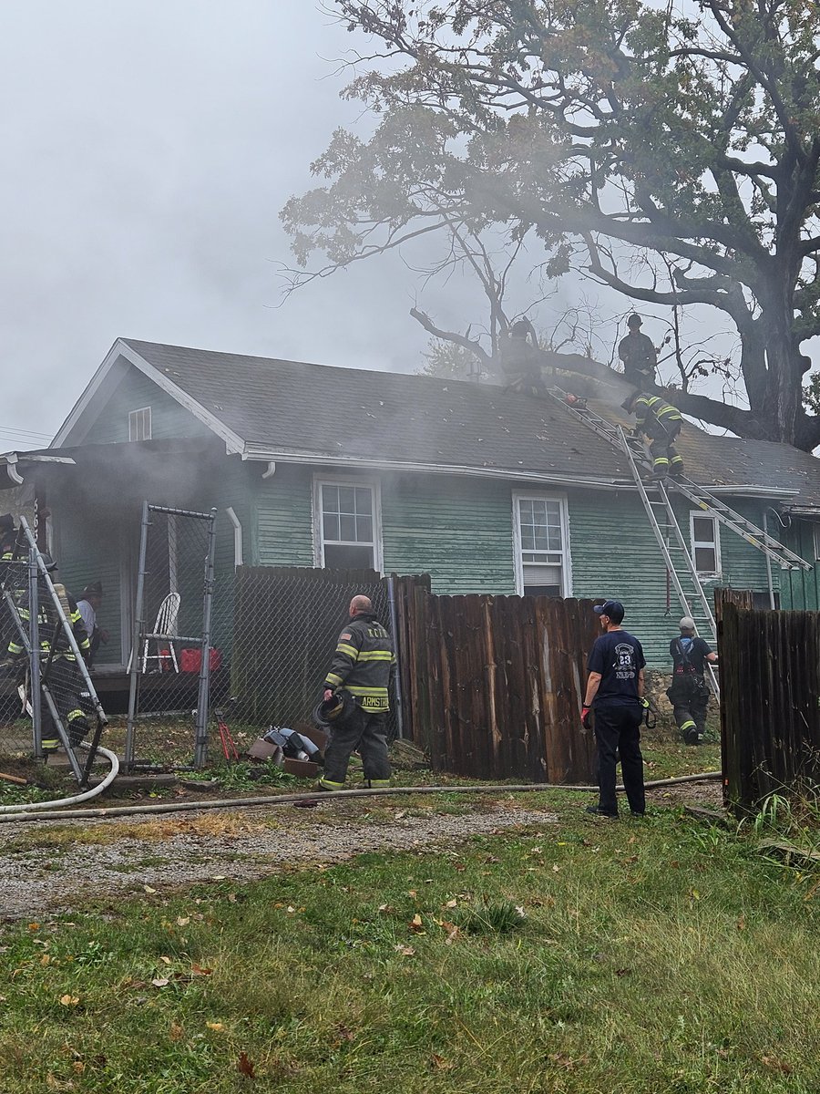 KCMOFireDept's tweet image. KCFD at working house fire in the 5600 block of 29th terrace. #KCFD @KCMOFireDept