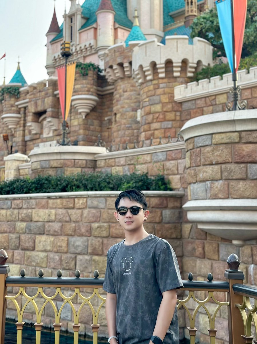 iamajashton's tweet photo. We will never be too old for disney!!! INNER CHILD HEALED 🤣✨🧚🏻
#wheninHongkong🇭🇰2023
#HongkongDisneyland https://t.co/vpDGxCp7Cv