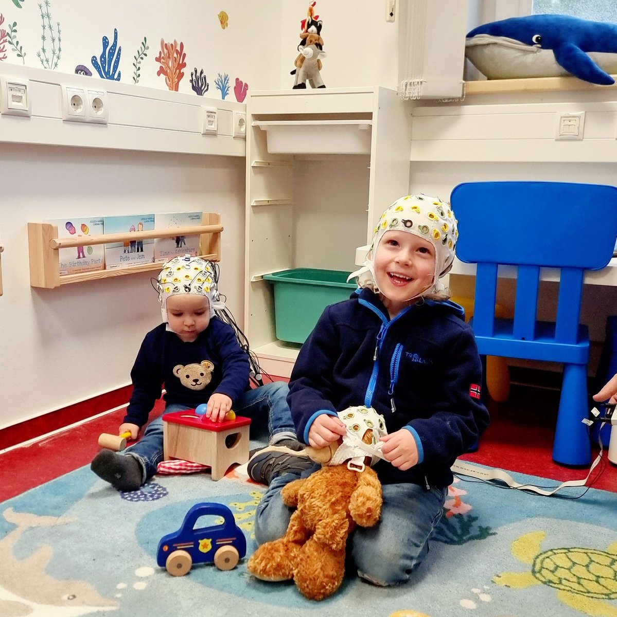 Lou_Kulke's tweet photo. #LabMilestone: after months of hard work setting up our EEG and eye-tracking lab, we finally tested our first pilot participant and it worked! Very excited - thanks to my great team who put this together! You can sign up to take part here: https://t.co/f8x2wfpk5x #NeuroKids https://t.co/hRK1nJf8Gz