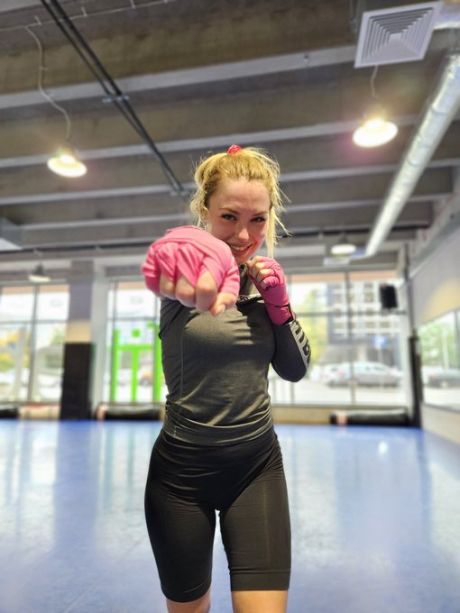 Chcesz ze mnie kpić? Nie poczułam nic, daj bis! Treningi mma to jest coś wspaniałego! Ruszcie się i sprawdźcie<a href="/tag/rchwid"class="tags"><span>#rchwid</span></a><a href="/tag/meczprzyja%C5%BAni"class="tags"><span>#meczprzyjaźni</span></a>