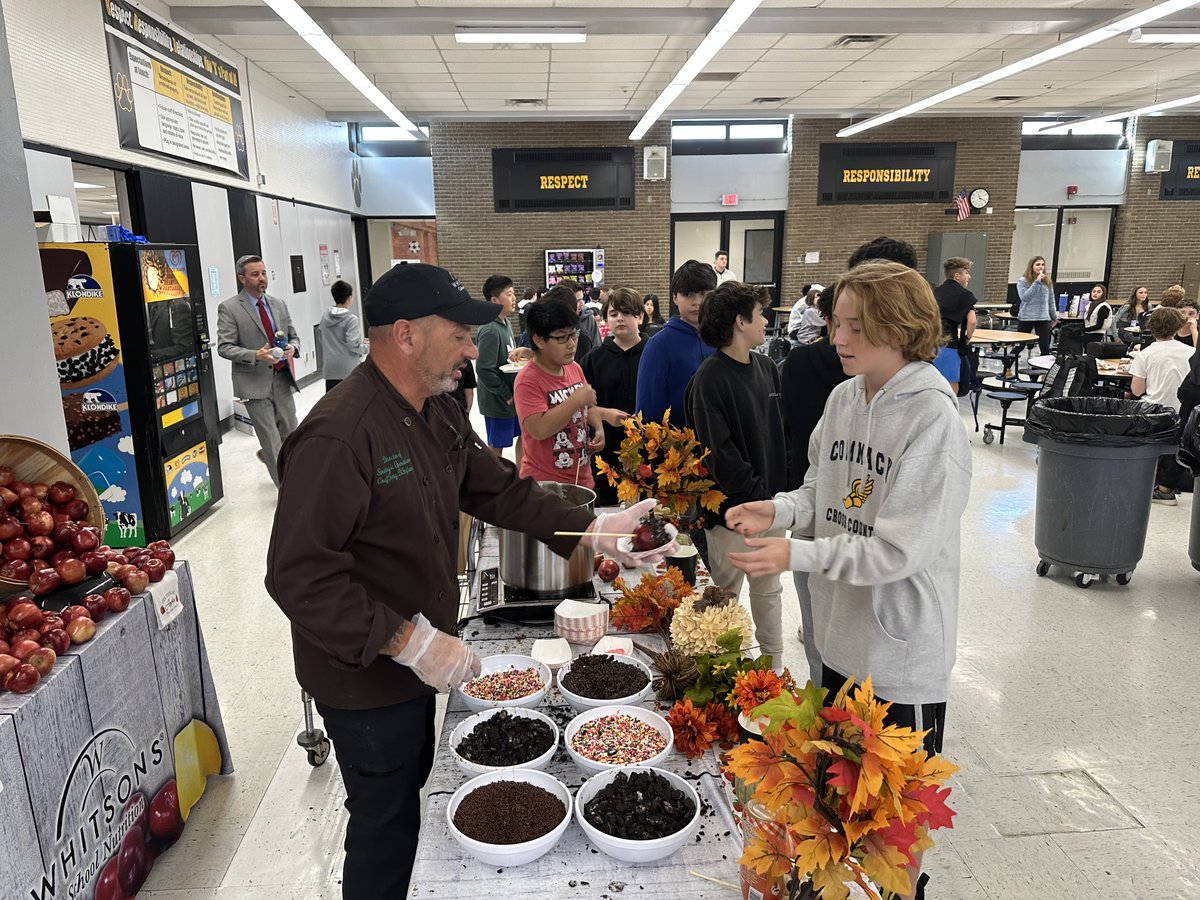 CommackSchools's tweet photo. Chef Tony from Whitsons served up some fall treats for the students at CMS and CHS this week!
#caramelapples #PickYourTopping #Fall 🍎🍂#Whitsons #CommackHighSchool #Cafeteria #CommackMiddleSchool #CommackSchools https://t.co/0lUs5gDq57
