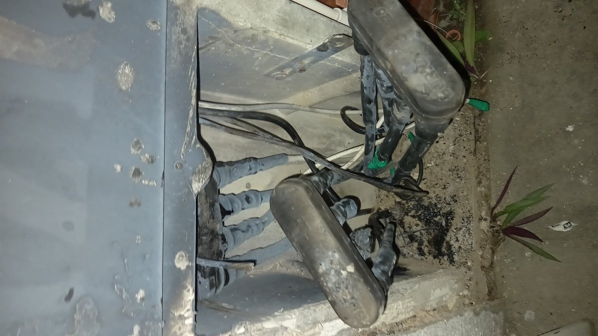 82America's tweet photo. @CFE_Contigo buenos días hasta a que horas seguimos esperando estoy sin energía eléctrica por esta falla se fundieron los cables y no hay respuesta aquí en la oficina de nanchital, veracruz, me dicen que no hay sistema que hasta que se restablezca no mandaran a nadie atender https://t.co/zBD1jku8tu